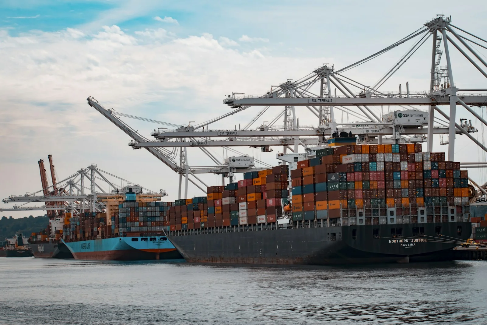 Container ship at port for China FCL freight